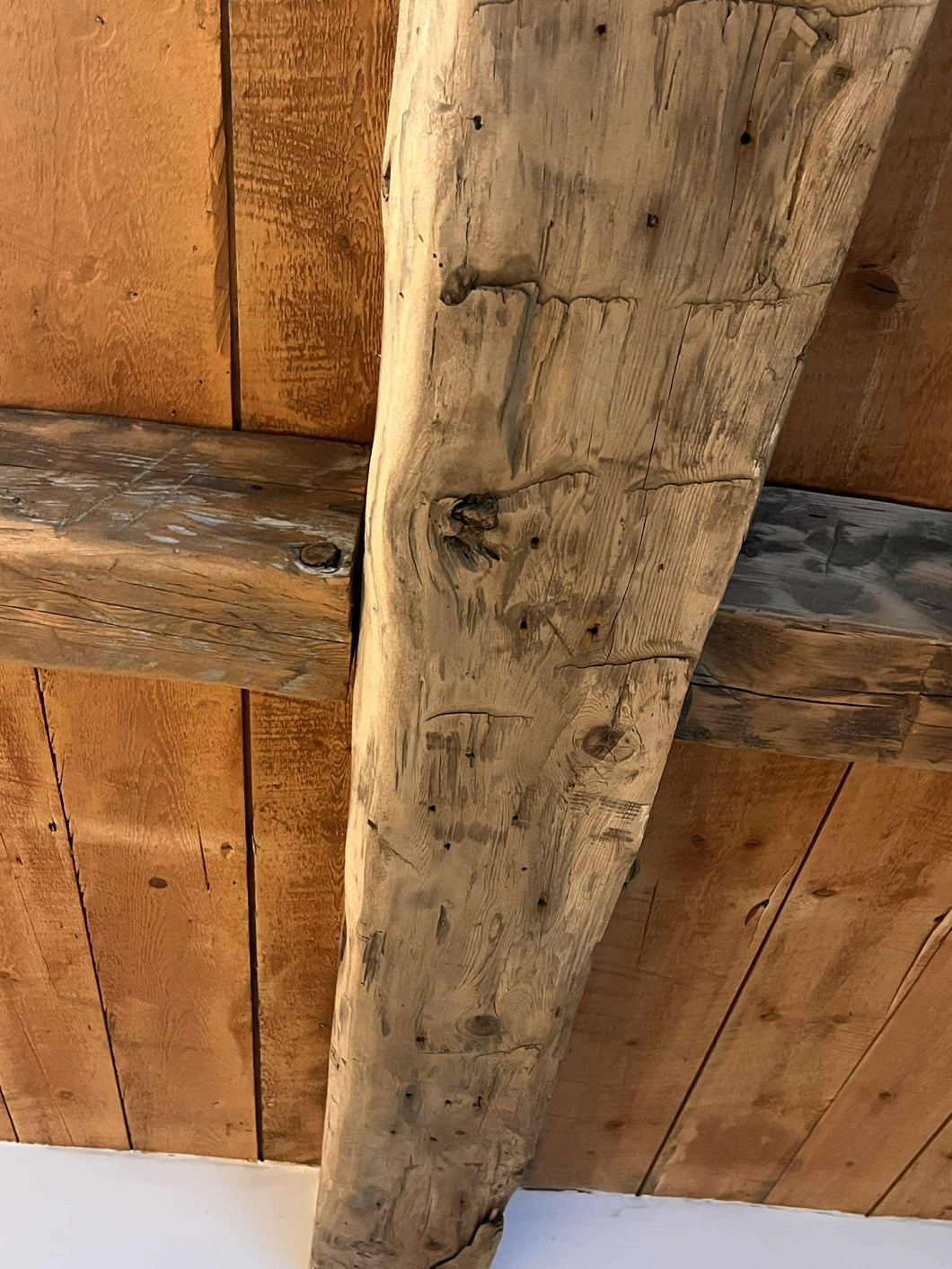 Poutres équarries à la hache