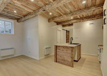 Charger l&#39;image dans la galerie, Poutres équarries à la hache
