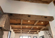 Charger l&#39;image dans la galerie, Poutres équarries à la hache
